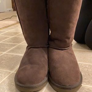 UGG Boots classic chocolate in size 9